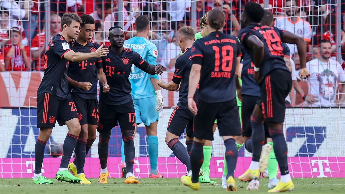 Thomas Müller und Jamal Musiala (v.l.) jubeln - FC Bayern München vs. VfL Wolfsbur