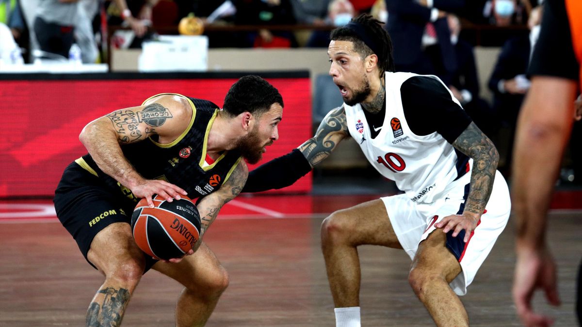 Mike James, #55 of AS Monaco competes with Daniel Hackett, #10 of CSKA Moscow during the Turkish Airlines EuroLeague Regular Season Round 7 match between AS Monaco and CSKA Moscow at Salle Gaston Medecin on October 29, 2021 in Monte Carlo, France