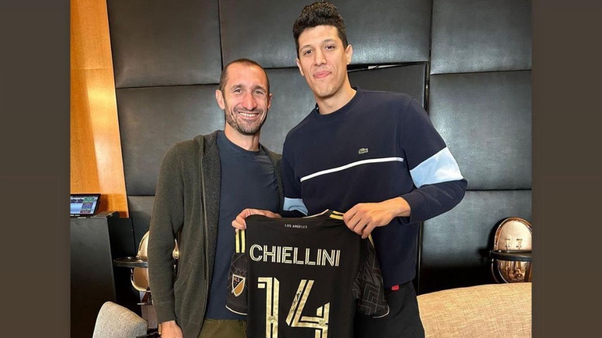 Giorgio Chiellini regala la sua maglia a Simone Fontecchio