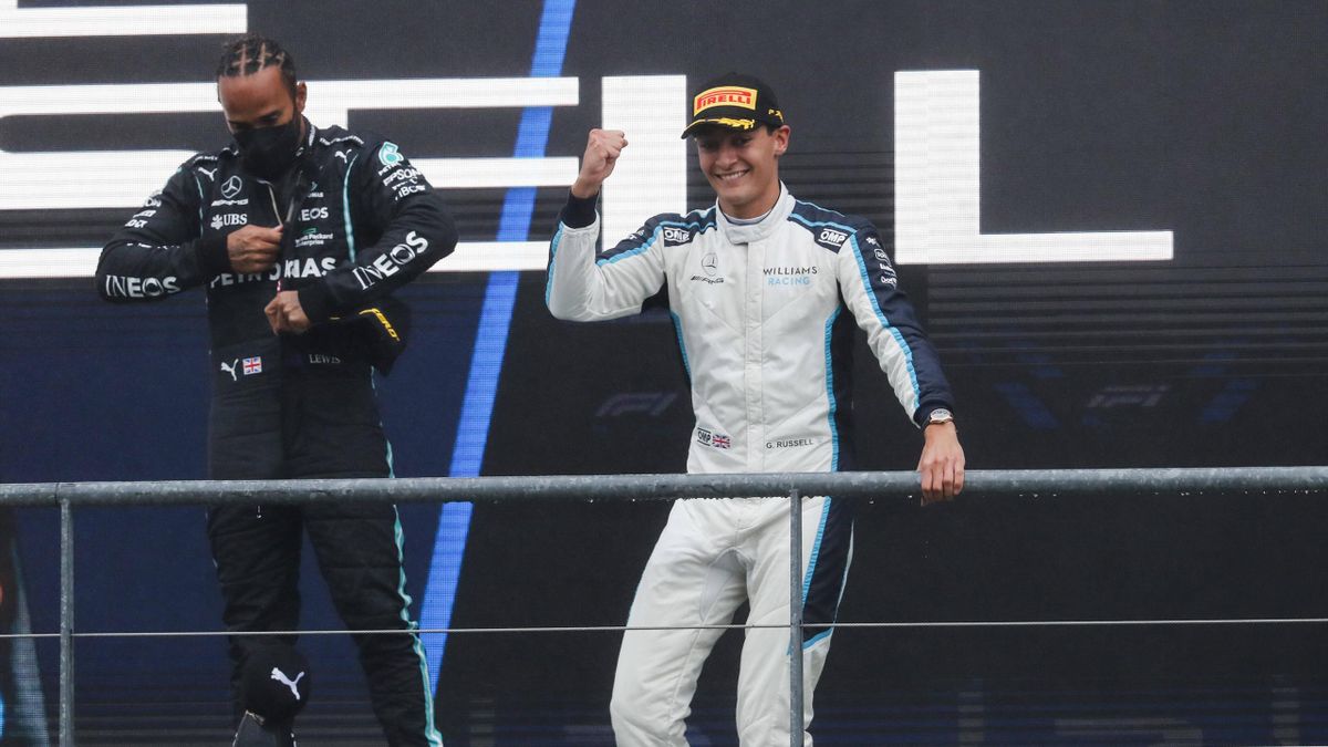 Williams-Pilot George Russell (rechts) und Lewis Hamilton (Mercedes) auf dem Podest in Spa-Francorchamps