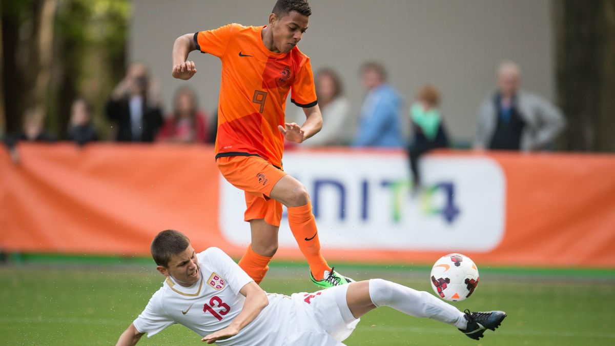 Arsenal Sign 16 Year Old Striker Donyell Malen From Ajax Eurosport