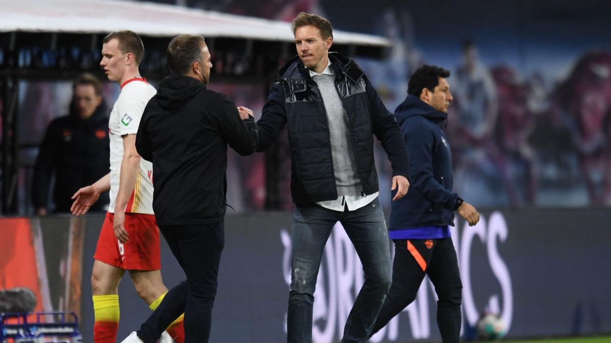 Julian Nagelsmann (rechts; RB Leipzig) gratuliert Hansi Flick (FC Bayern)