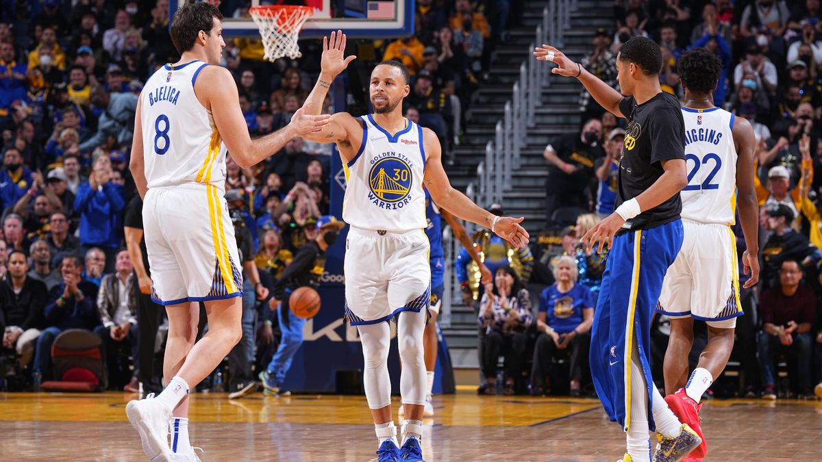 Stephen Curry lidera a los Golden State Warriors