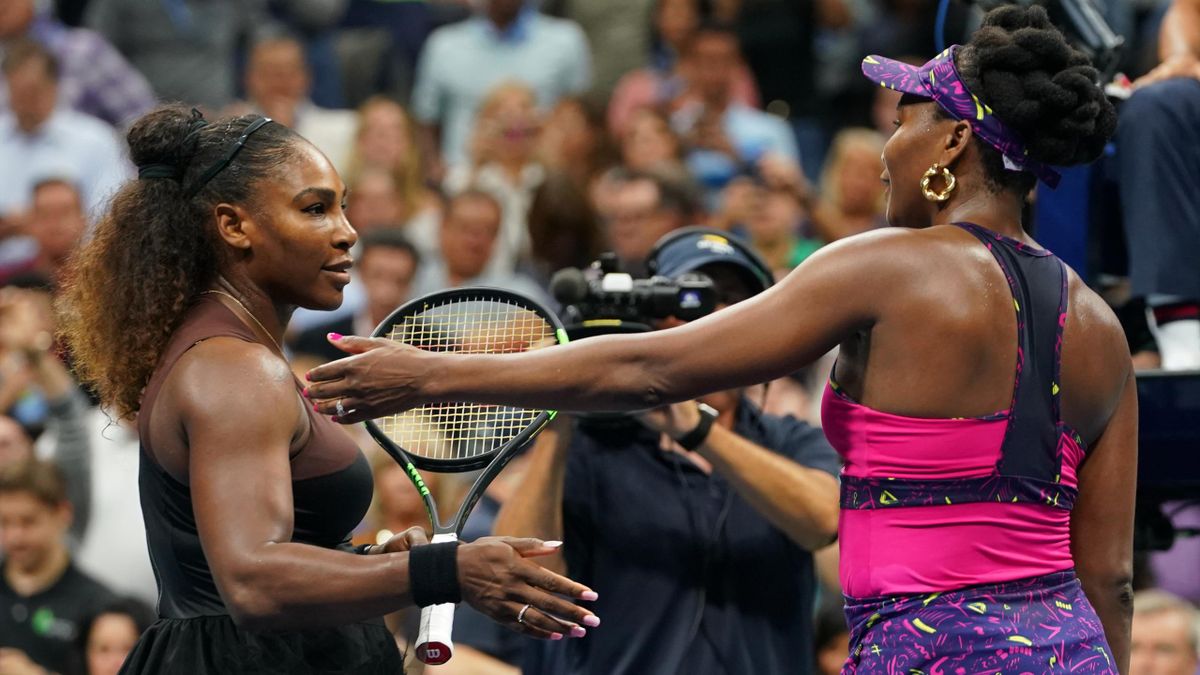 Serena Williams (l.) deklassiert ihre Schwester Venus