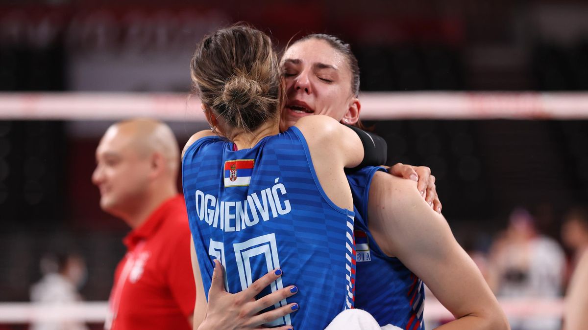 L'abbraccio tra Tijana Boskovic e Maja Ognjenovic dopo la conquista del bronzo olimpico ai Giochi di Tokyo 2020