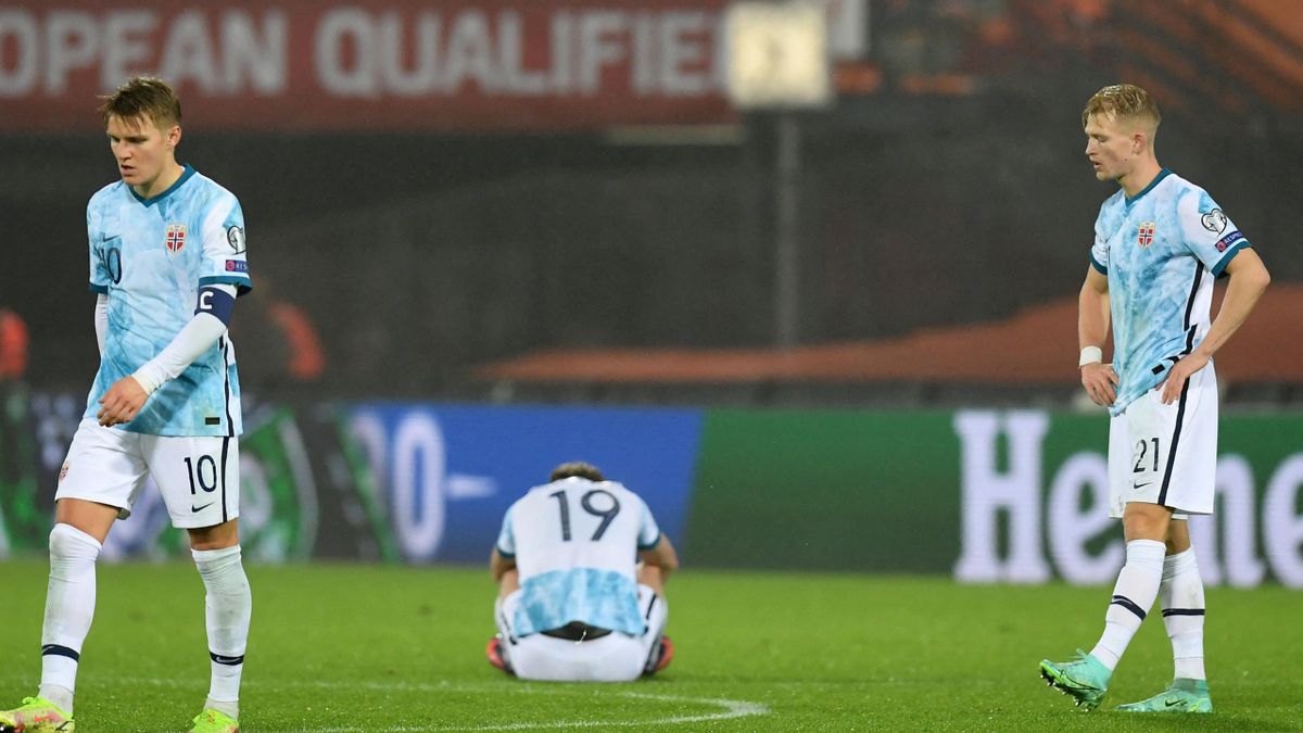 Norway's players react after their defeat at the end of the FIFA World Cup Qatar 2022 qualifying round Group G football match between Netherlands and Norway at the Feijenoord stadium in Rotterdam on November 16, 2021
