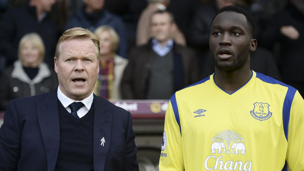 Everton's Dutch manager Ronald Koeman (L) stands with Everton's Belgian striker Romelu Lukaku (R) ahead of the English Premier League football match between Burnley and Everton at Turf Moor in Burnley, north west England on October 22, 2016
