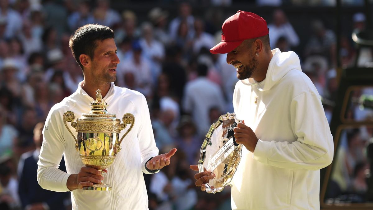 Djokovic en Kyrgios geinen na het spelen van de finale van Wimbledon