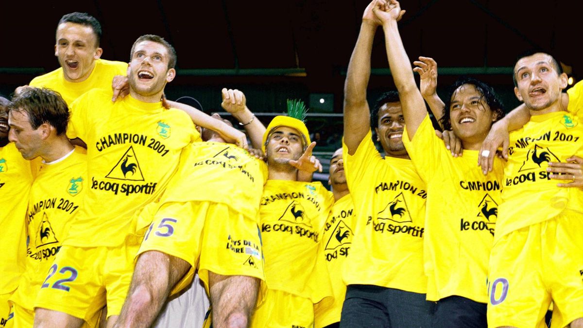 Les Nantais célèbrent leur 8e titre de champion de France à la Beaujoire, saison 2000-2001