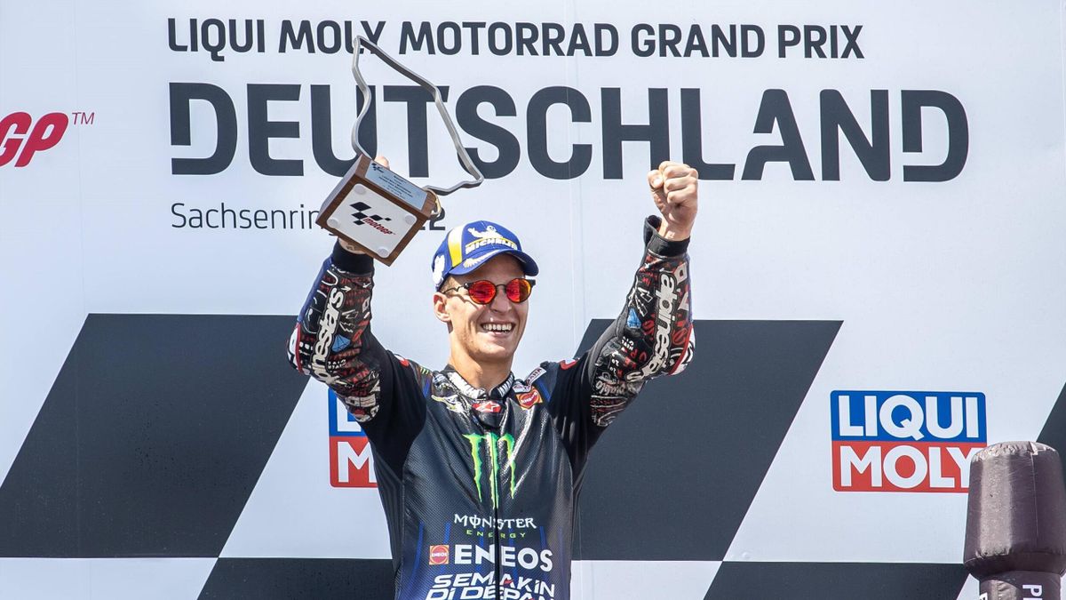 Fabio Quartararo festeggia sul podio al termine del Gran Premio di Germania di MotoGP - Mondiale 2022