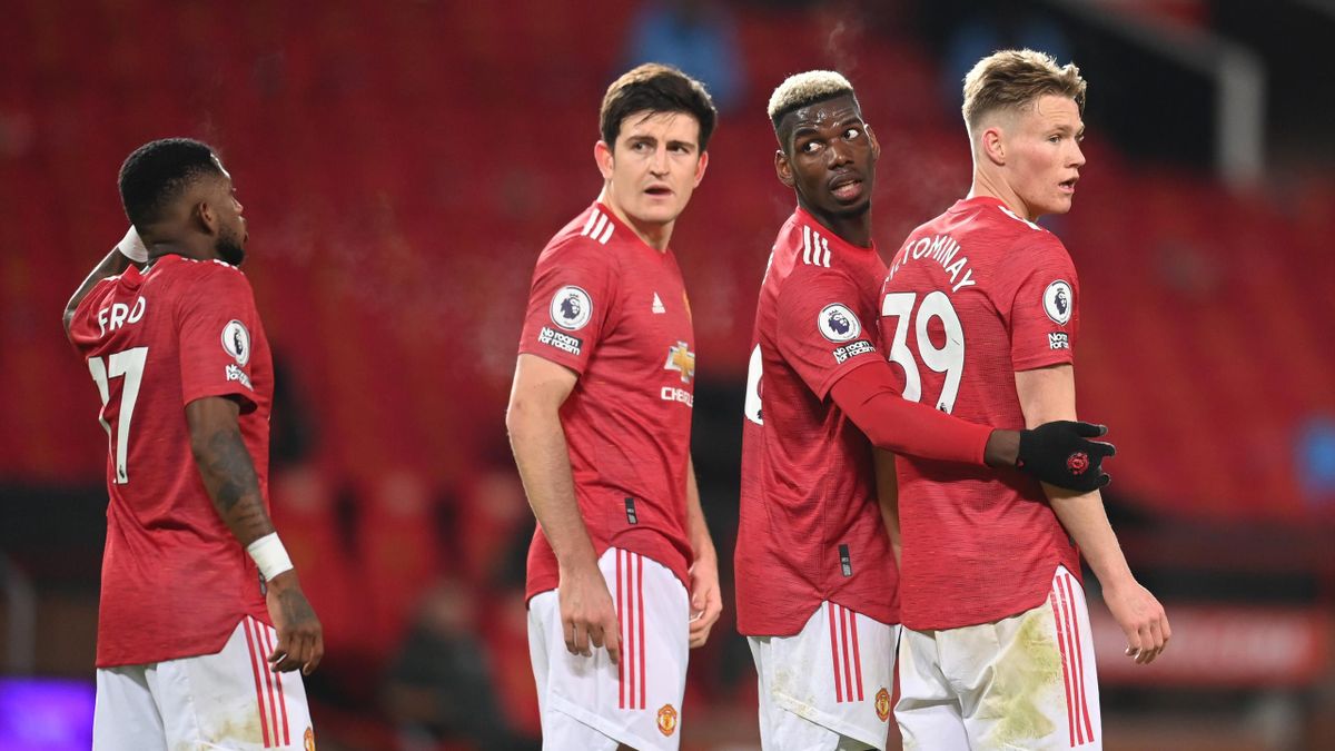 Fred, Harry Maguire, Paul Pogba and Scott McTominay of Manchester United stand in a wall as they defend a free kick during the Premier League match between Manchester United and Manchester City at Old Trafford