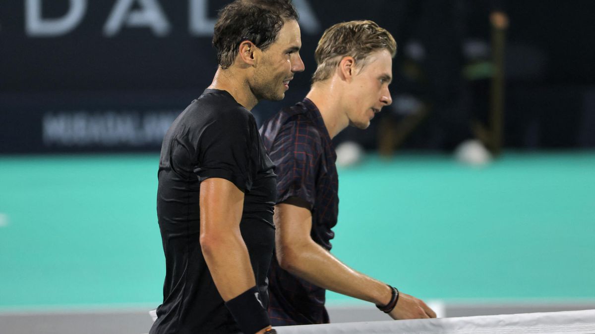 Shapovalov (r.) und Nadal beim Turnier in Abu Dhabi