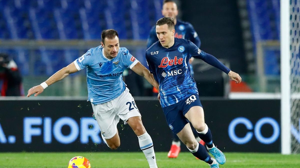 Radu a contatto con Zielinski in Lazio-Napoli - Serie A 2021/2022