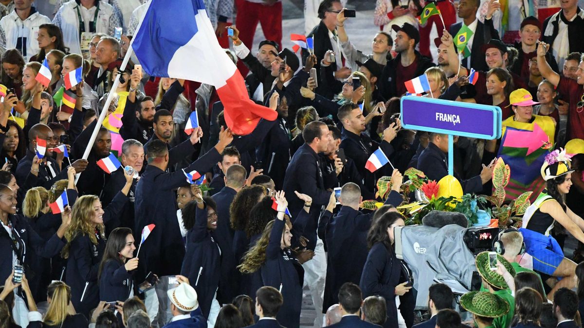 Les athlètes français tout sourire défilent autour du porte-drapeau Teddy Riner lors de la cérémonie d'ouverture des Jo de Rio