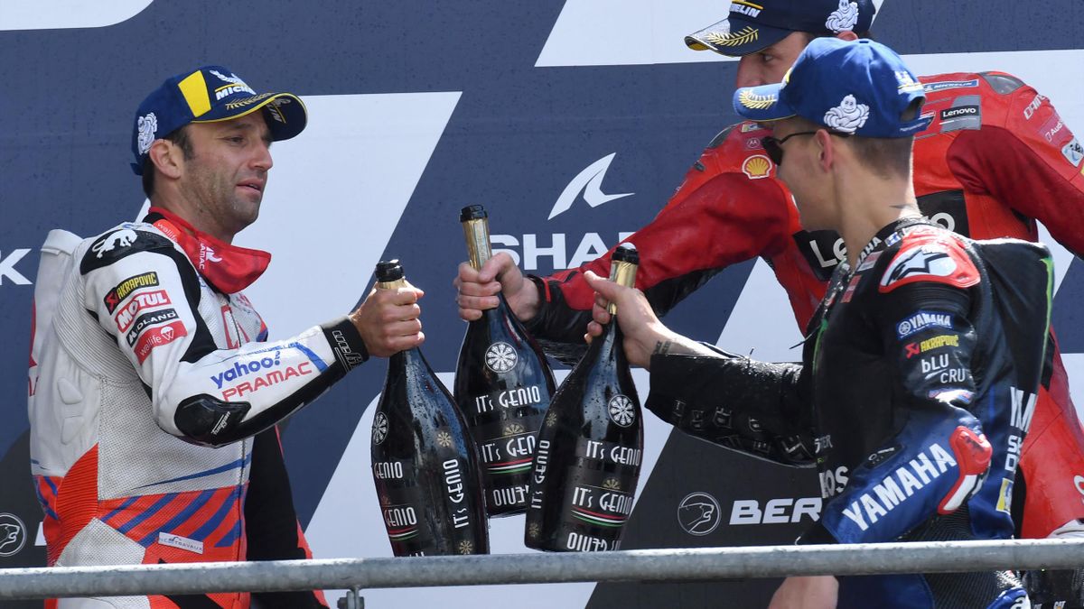 Johann Zarco (Ducati Pramac), Jack Miller (Ducati Team) et Fabio Quartararo (Yamaha Petronas SRT) trinquent sur le podium du Grand Prix de France, le 16 mai 2021