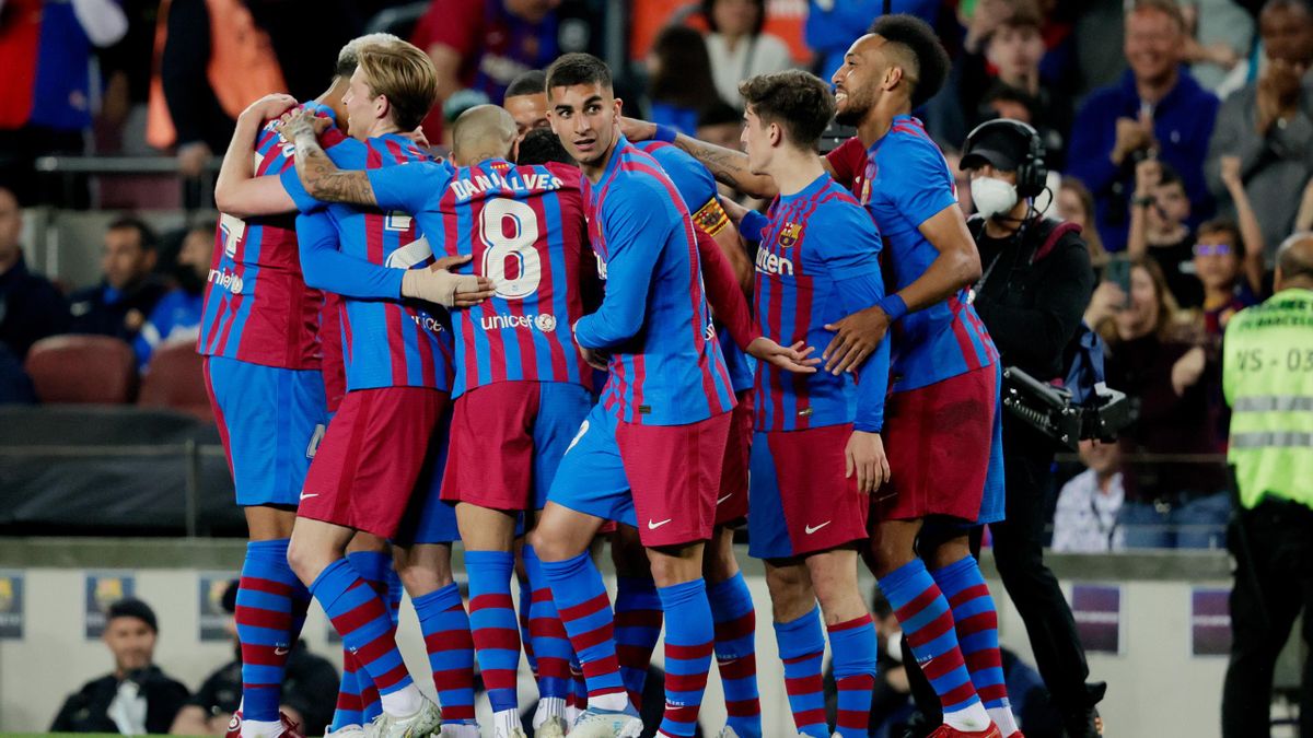 Sergio Busquets del FC Barcelona celebra el 2-0 con sus compañeros durante el partido de La Liga Santander entre el FC Barcelona y el Real Mallorca en el Camp Nou el 1 de mayo de 2022 en Barcelona España