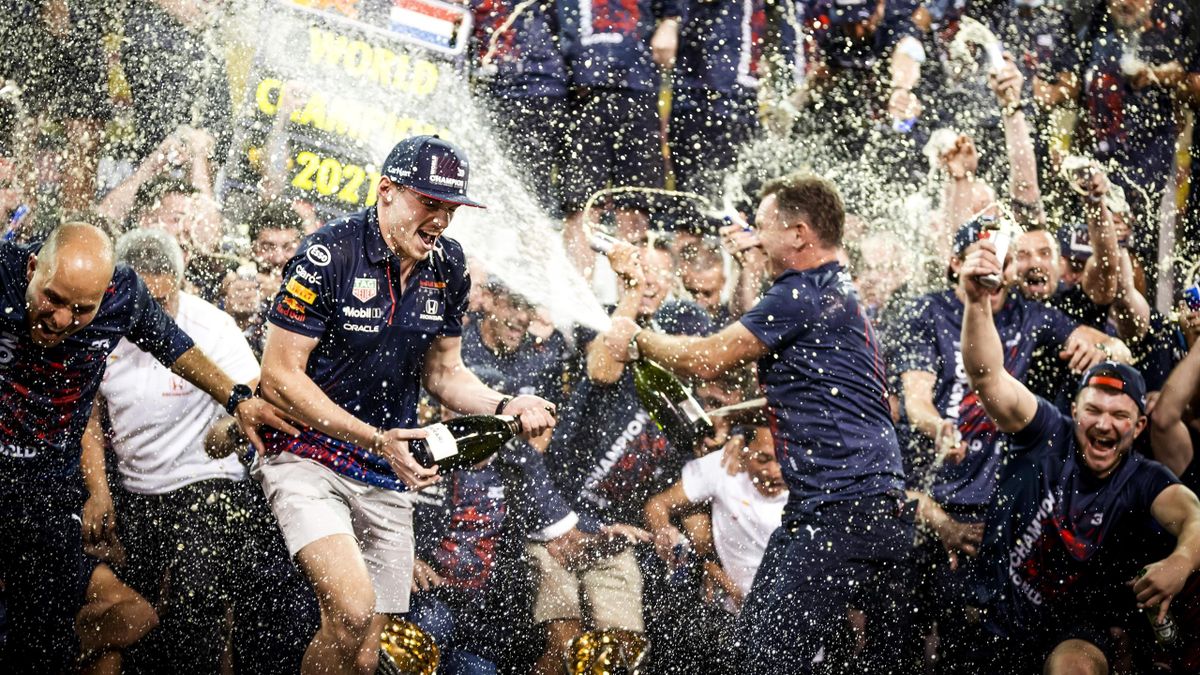 Max Verstappen (l.) feiert mit dem Red-Bull-Team um Teamchef Christian Horner