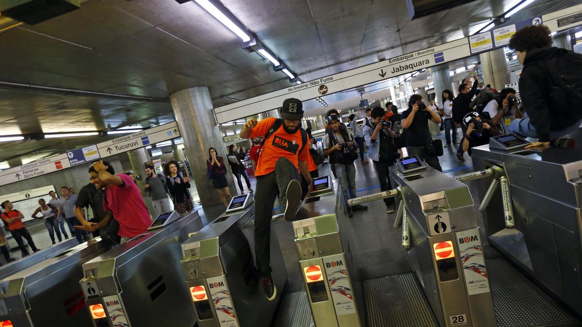 A protester jumps over closed gates inside Ana Rosa subway station during the fifth day of metro worker's protest in Sao Paulo June 9, 2014 (Reuters)