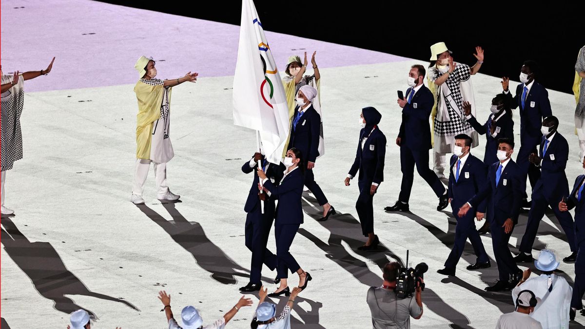 ULY 23: Flag bearers Yusra Mardini and Tachlowini Gabriyesos of the Refugee Olympic Team take part in the Parade of Nations during the Opening Ceremony of the Tokyo 2020 Olympic Games at Olympic Stadium on July 23, 2021 in Tokyo, Japan.