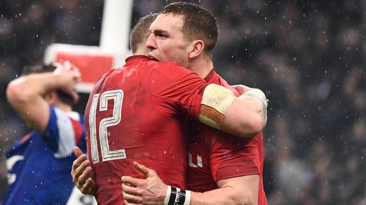 Wales' winger George North (R) celebrates after scoring a try during the Six Nations rugby union tournament match between France and Wales at the stade de Franc