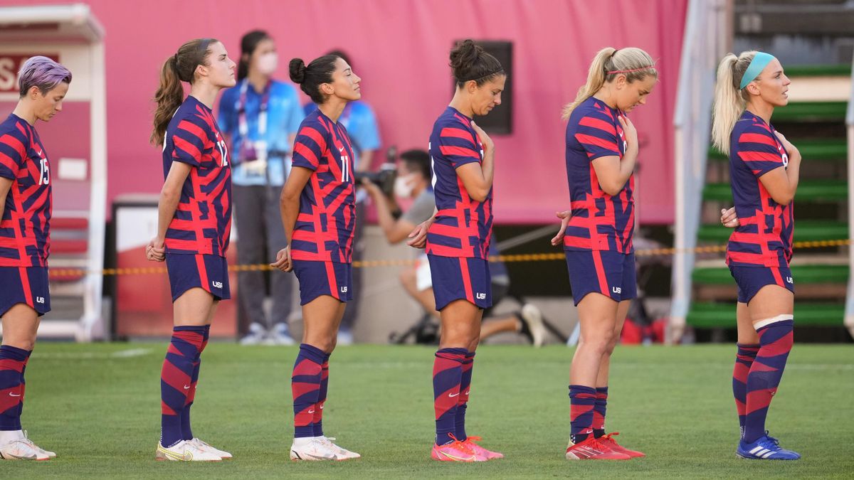 Die US-Fußballerinnen bei der Hymne