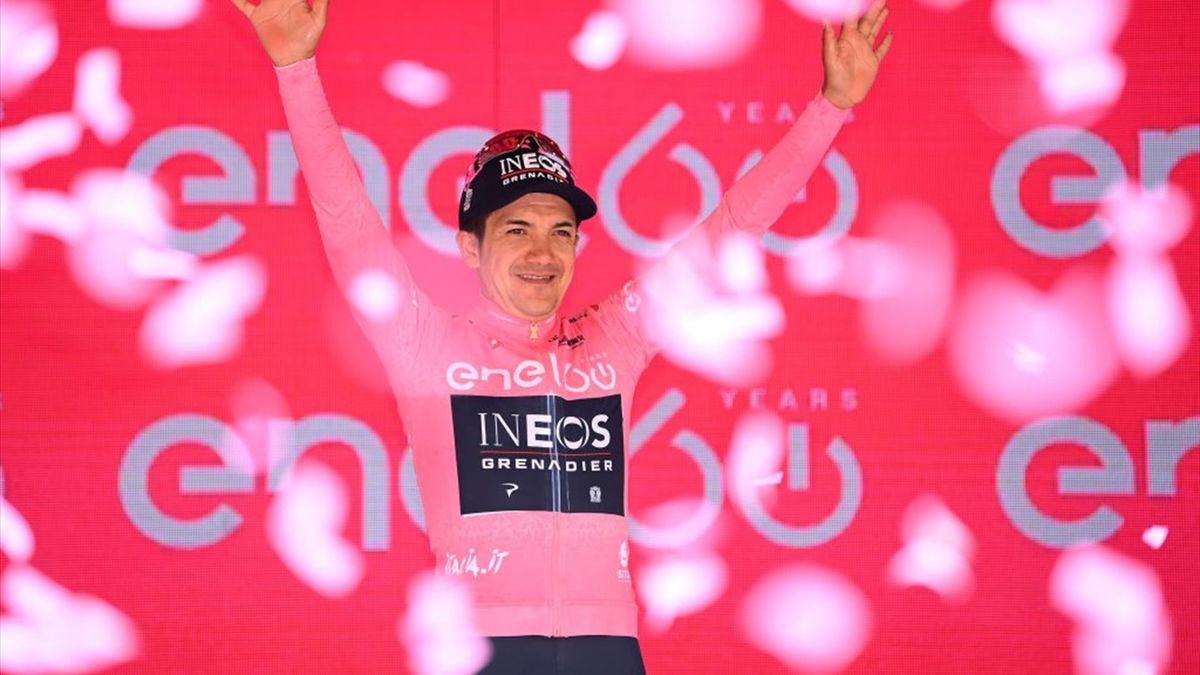 Richard Carapaz sul podio di Cogne al Giro d'Italia 2022