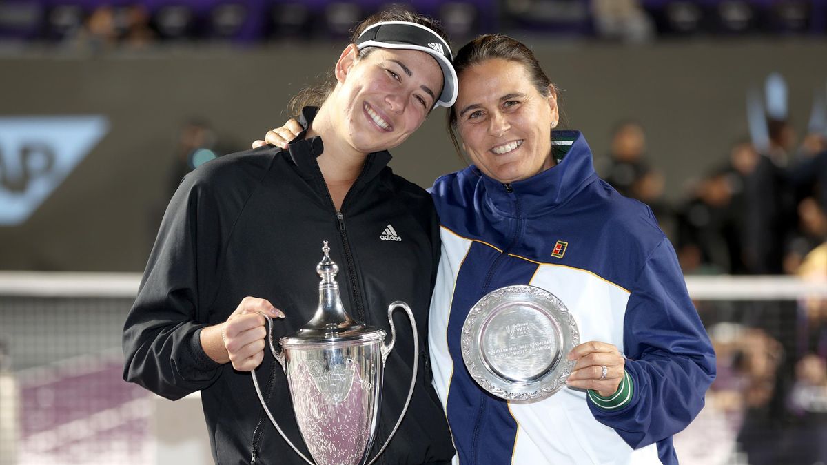 Garbiñe Muguruza posa junto a Conchita Martínez con el título de campeona de las WTA Finals