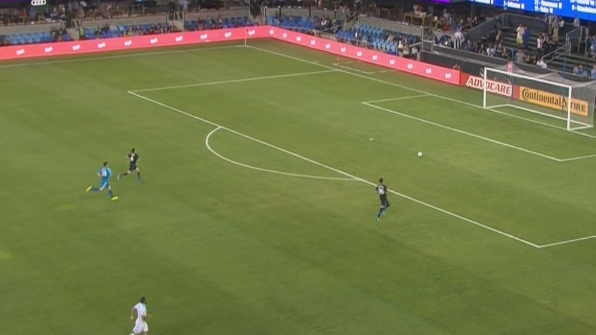 MLS : Funny fail by Dempsey on a long shot