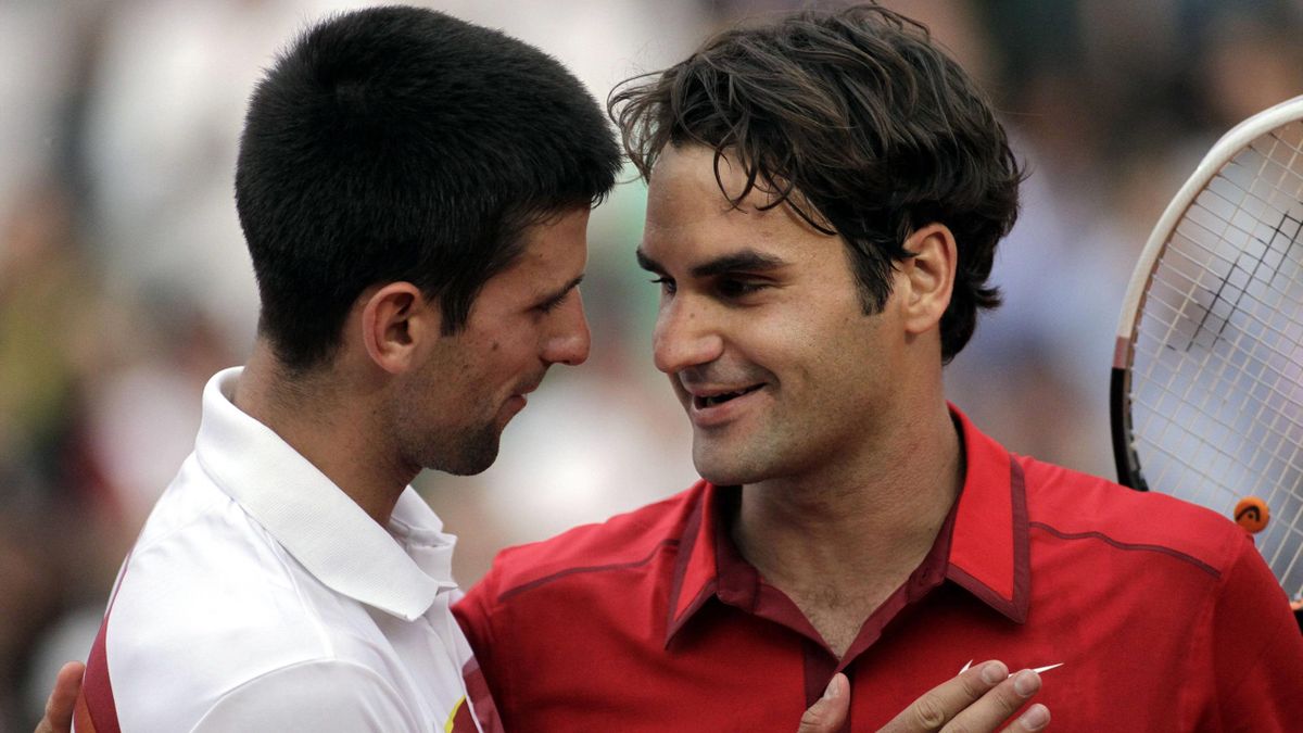 Roger Federer et Novak Djokovic à l'issue de leur demi-finale à Roland-Garros en 2011.