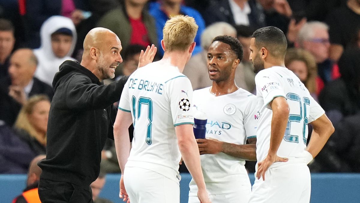 Pep Guardiola, Manager of Manchester City gives instructions to Kevin De Bruyne, Raheem Sterling and Riyad Mahrez
