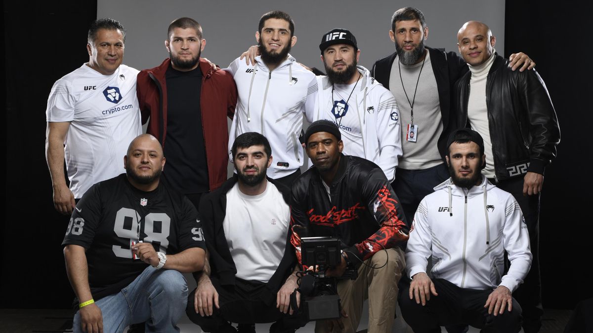 Islam Makhachev (3e van rechtsboven) met zijn team