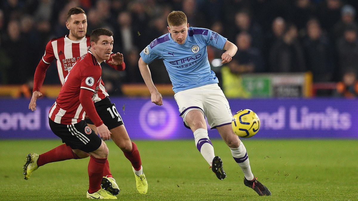 Manchester City's Belgian midfielder Kevin De Bruyne (R) tries a shot at goal during the English Premier League football match between Sheffield United and Manchester City at Bramall Lane in Sheffield, northern England on January 21, 2020