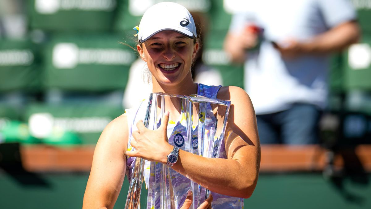 Iga Swiatek of Poland poses with the champions trophy after winning the Women's Singles final of the 2022 BNP Paribas Open at the Indian Wells Tennis Garden on March 20, 2022 in Indian Wells, California