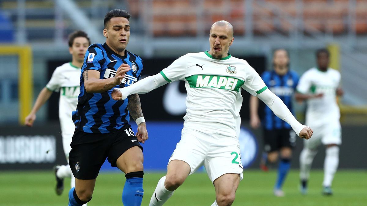 Lautaro Martinez of Internazionale battles for possession with Vlad Chiriches of US Sassuolo during the Serie A match between FC Internazionale and US Sassuolo at Stadio Giuseppe Meazza on April 07, 2021 in Milan, Italy