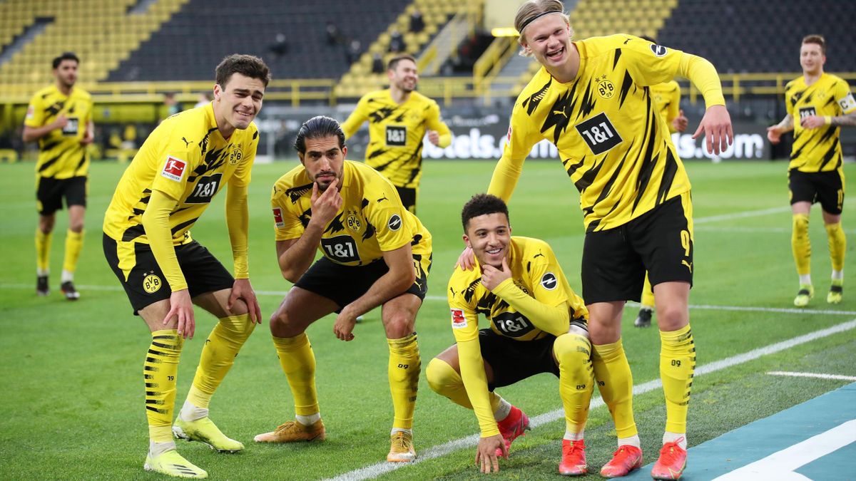Spieler von Borussia Dortmund jubeln über ein Tor gegen Bielefeld