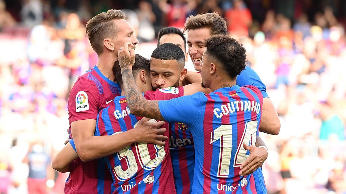Memphis Depay of FC Barcelona celebrates after scoring their side's first goal with team mates during the LaLiga Santander match between FC Barcelona and Levante UD at Camp Nou on September 26, 2021 in Barcelona, Spain.