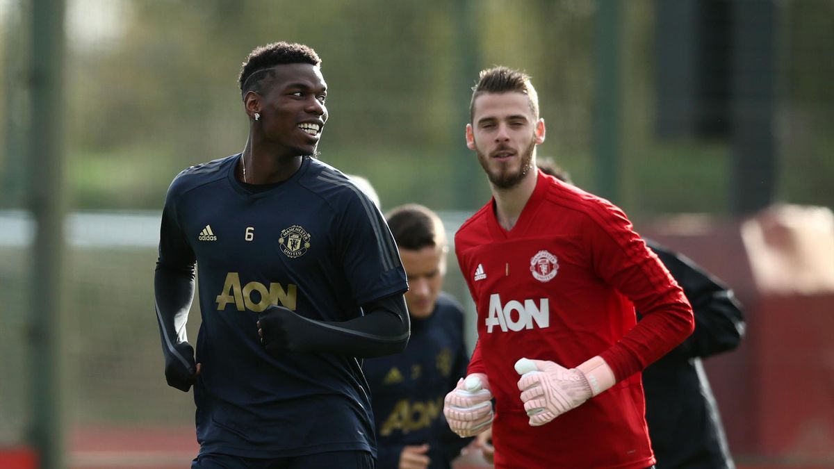 Paul Pogba and David De Gea of Manchester United warm up during a training session ahead of their UEFA Champions League Group H match against Juventus at Aon Training Complex on October 22, 2018 in Manchester, England.