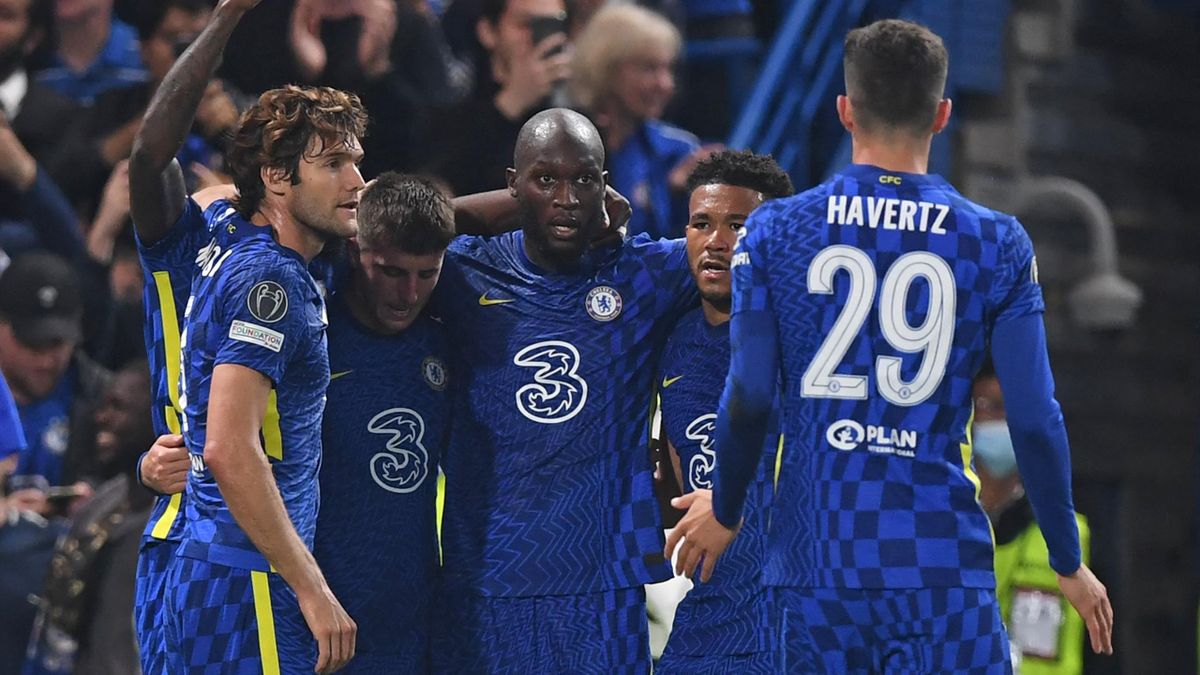 Chelsea's Belgian striker Romelu Lukaku (C) celebrates with teammates after scoring the opening goal of the UEFA Champions League Group H football match between Chelsea and Zenit St Petersburg at Stamford Bridge in London on September 14, 2021. (Photo by