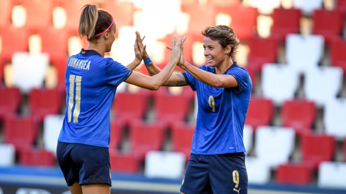 Giacinti e Bonansea esultano per un gol realizzato durante Italia-Moldavia - Qualificazioni Mondiali femminili 2023