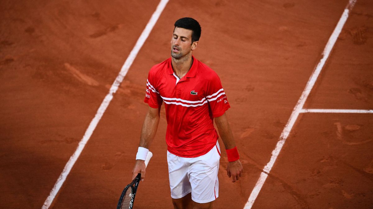 Novak Djokovic, dépité, lors de sa demie de Roland-Garros 2021, face à Rafael Nadal