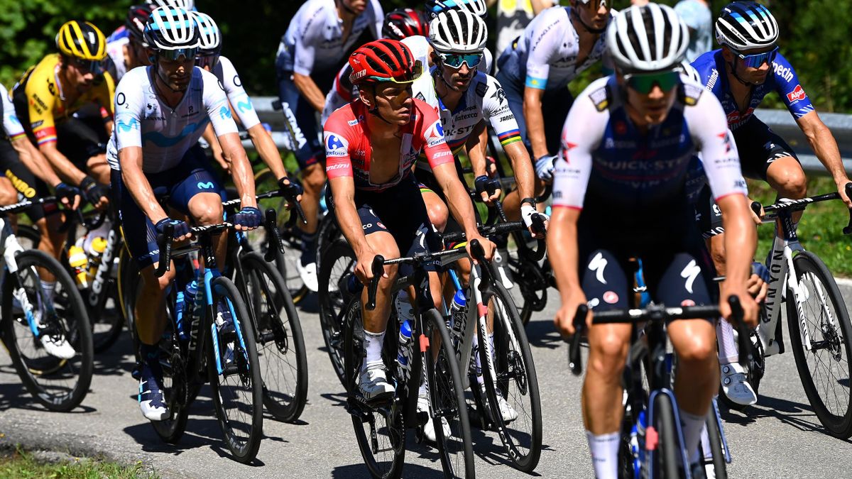 Remco Evenepoel, en rouge, et Julian Alaphilippe, maillot arc-en-ciel, au coeur du peloton, lors de la Vuelta 2022