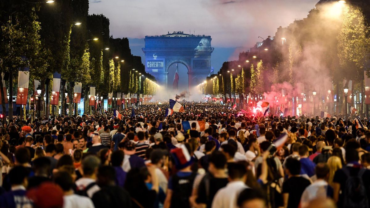 Un Dispositif Exceptionnel De Securisation Autour Des Bleus Sur Les Champs Elysees Eurosport