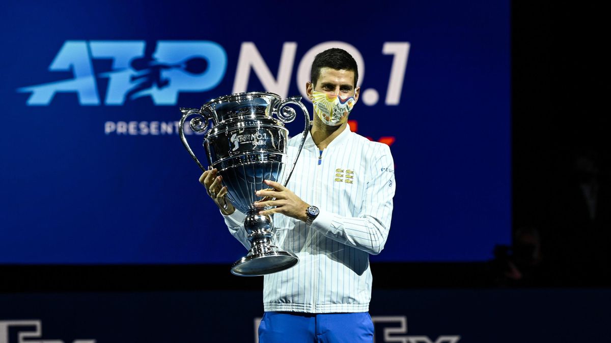 Novak Djokovic con il trofeo consegnato a chi chiude la stagione al n°1 della classfica ATP (qui nel 2020, suo 6° sigillo in carriera)