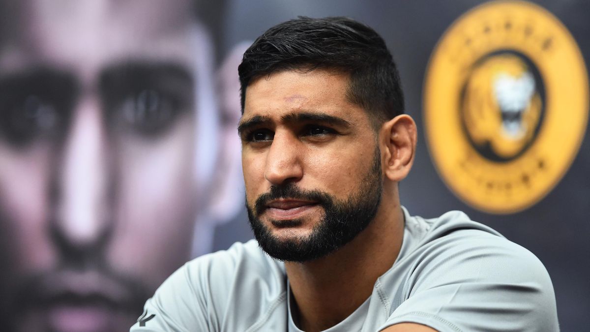 Boxer Amir Khan was escorted off a flight heading to the United States  after reported row over face coverings - Eurosport