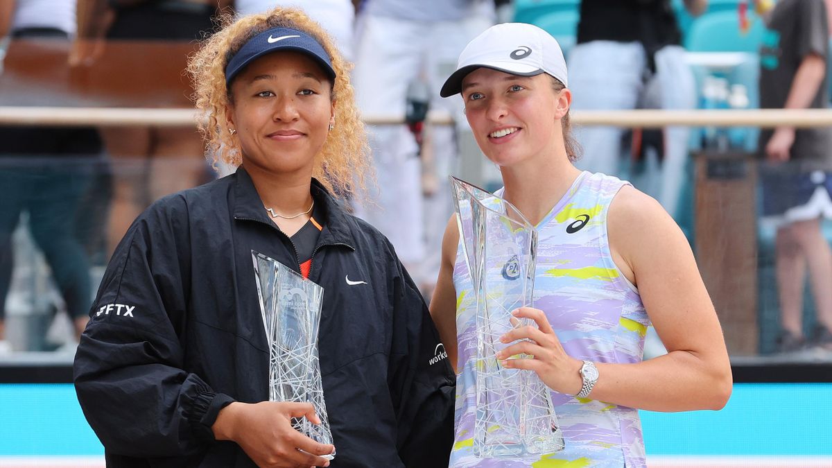 Iga Swiatek of Poland poses with Butch Buchholz Trophy and runner-up Naomi Osaka of Japan after the Women's Singles final at Hard Rock Stadium on April 02, 2022 in Miami Gardens, Florida. (Photo by Michael Reaves/Getty Images)