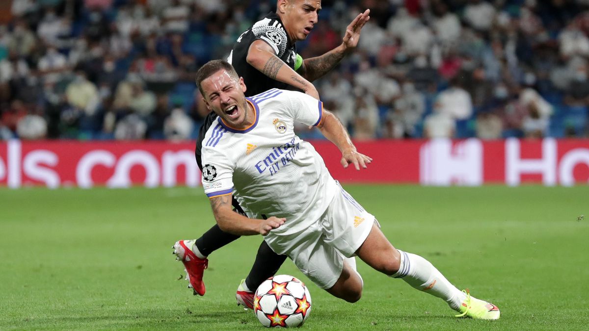 MADRID, SPAIN - SEPTEMBER 28: Eden Hazard of Real Madrid is challenged by Frank Castaneda of Sheriff Tiraspol during the UEFA Champions League group D match between Real Madrid and FC Sheriff at Estadio Santiago Bernabeu.