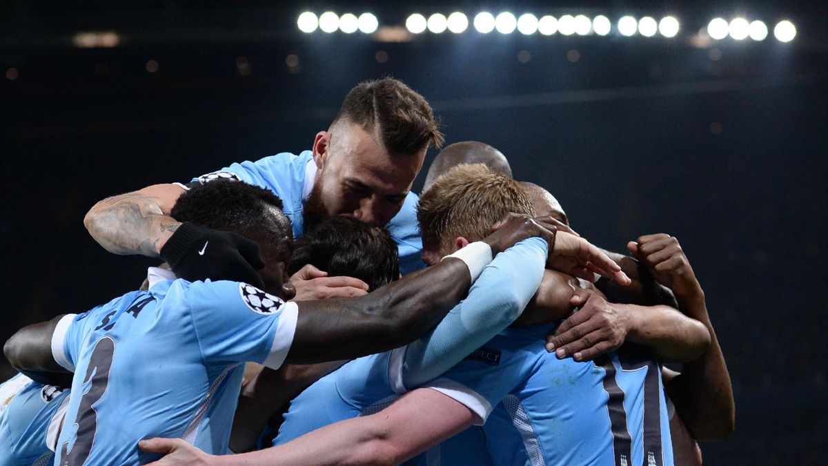 Manchester City's Belgian midfielder Kevin De Bruyne (R) celebrates with teammates