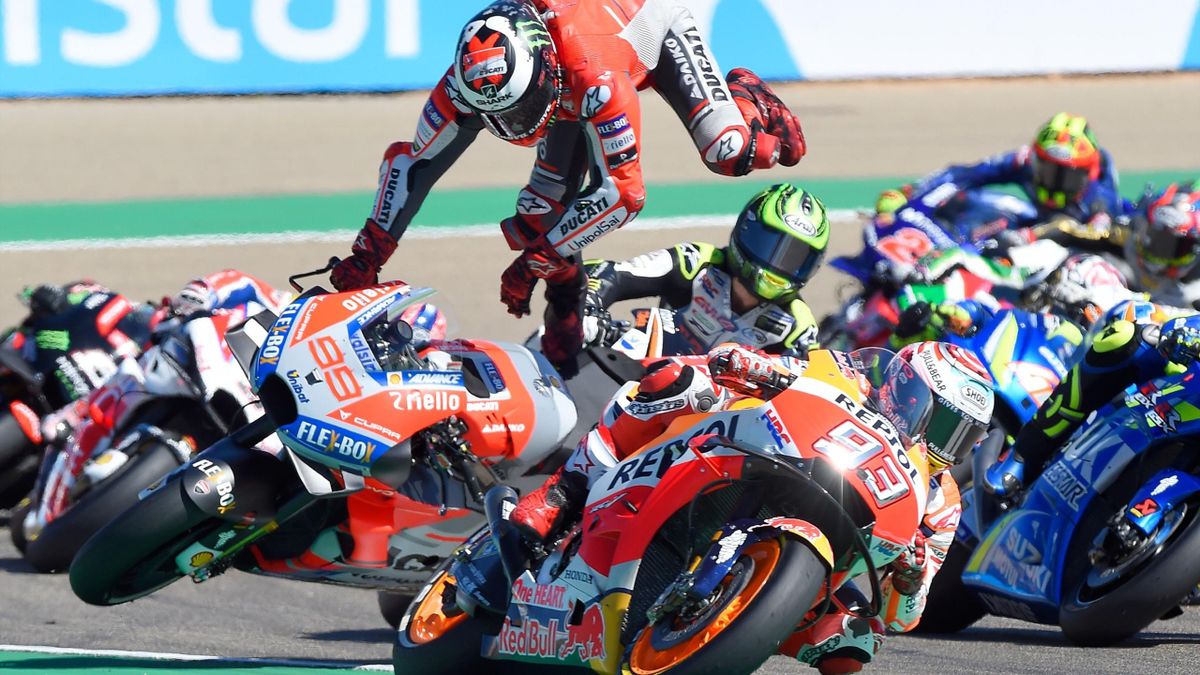 Spaniolul Jorge Lorenzo de la Ducati (centru) cade în timpul cursei MotoGP de pe circuitul Motorland Aragon