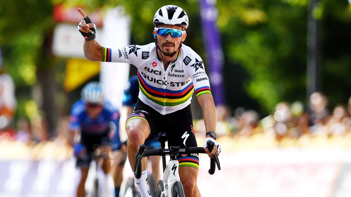 Julian Alaphilippe wint de eerste etappe in Wallonië in zijn geliefde regenboogtrui.