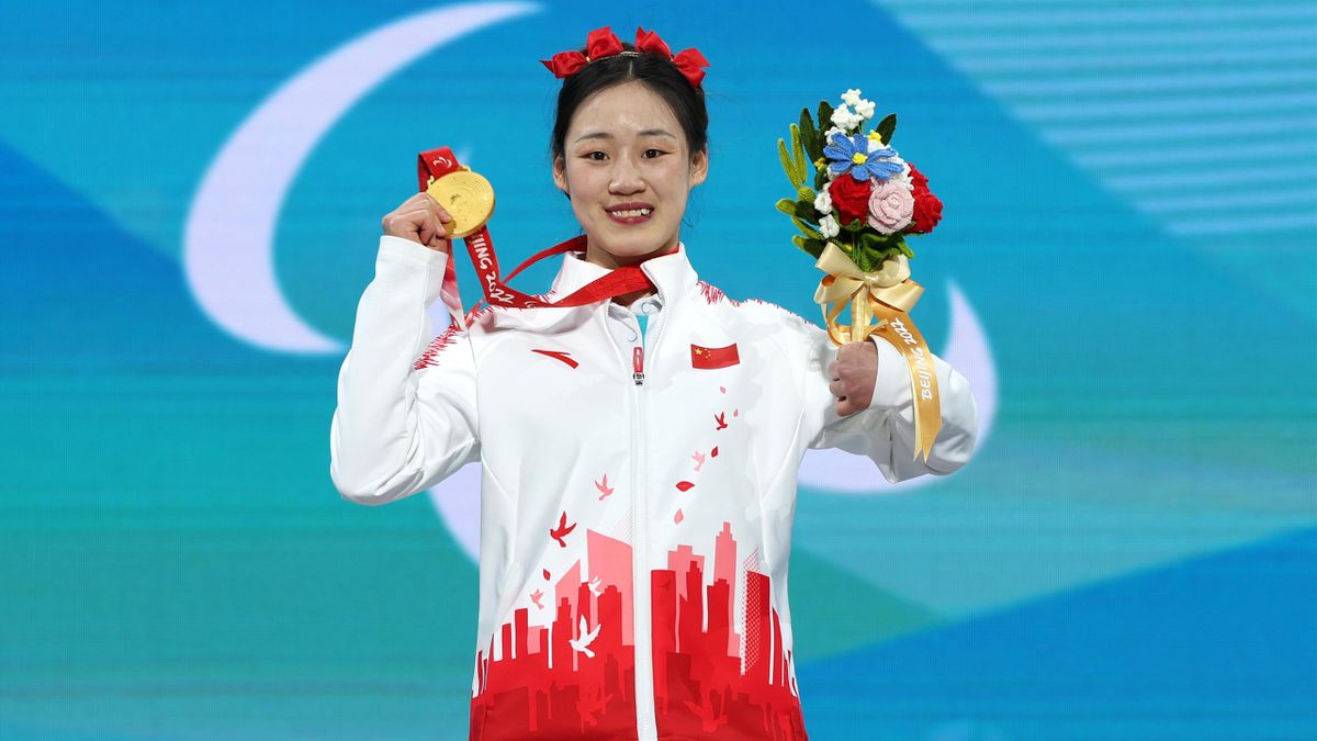 Mengqiu Zhang savoure la médaille d'or décrochée sur le géant des Paralympiques 2022